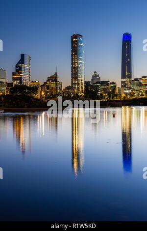 Titanio e SKy Costanera da nightfall dauno Parque Bicentenario. Il nuovo Bussines quartiere di Santiago del Cile anche chiamato Sanhattan. Foto Stock