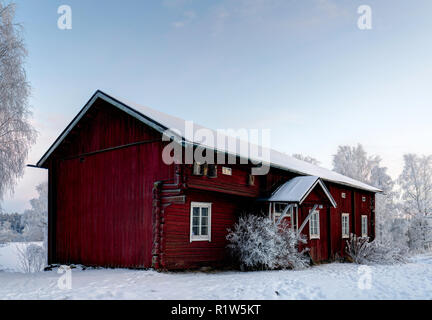Casa in un congelati paesaggio finlandese vicino Kurjenrahka national park, Finlandia Foto Stock