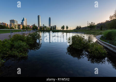 Titanio e SKy Costanera da nightfall dauno Parque Bicentenario. Il nuovo Bussines quartiere di Santiago del Cile anche chiamato Sanhattan. Foto Stock