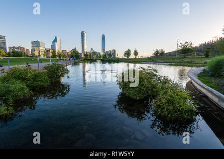 Titanio e SKy Costanera da nightfall dauno Parque Bicentenario. Il nuovo Bussines quartiere di Santiago del Cile anche chiamato Sanhattan. Foto Stock