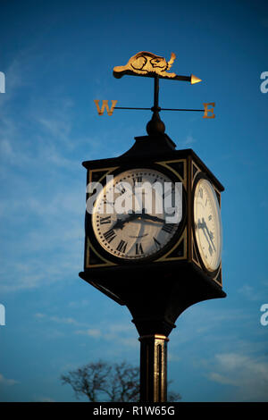 Grande Orologio pubica tower con banderuola in forma di golden beaver Beverley Yorkshire Regno Unito contro il cielo blu numeri romani 8.20am 0820 Foto Stock