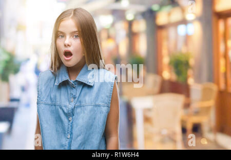 Giovane bella ragazza su sfondo isolato paura e scioccato con sorpresa di espressione, paura ed entusiasti di faccia. Foto Stock