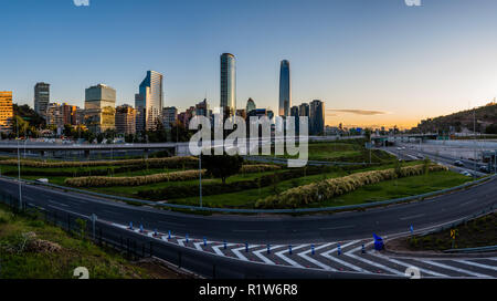 Titanio e SKy Costanera da nightfall dauno Parque Bicentenario. Il nuovo Bussines quartiere di Santiago del Cile anche chiamato Sanhattan. Foto Stock