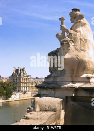 Vista dalla cima del Musée d'Orsay, mostrando una statua scolpita, la Senna e il Palais du Louvre, Parigi, Francia Foto Stock