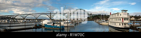 O02391-00...OREGON - Il Newport Bridge spanning Yaquina Bay e barche legato fino a marina di seguito. Foto Stock