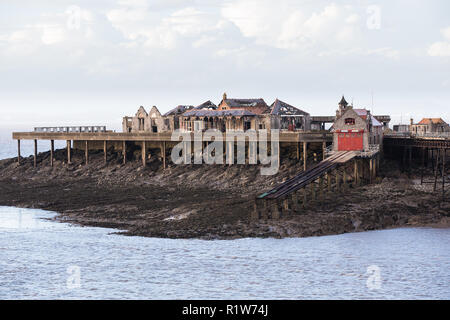 Un piccione guarda oltre il Grade II Listed Birnbeck Pier, progettato e costruito da Eugenio Birch e aperto nel 1867. È chiusa al pubblico nel 1994 per Foto Stock