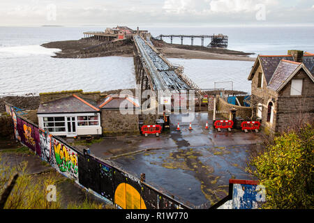 Un piccione guarda oltre il Grade II Listed Birnbeck Pier, progettato e costruito da Eugenio Birch e aperto nel 1867. È chiusa al pubblico nel 1994 per Foto Stock