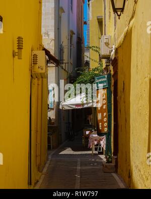 Cafe si trova sulla strada stretta nella città vecchia Rethimno, Creta. Foto Stock