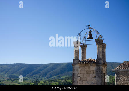 Il campanile e il campanile e la chiesa in Lacoste, villaggio in Provenza, Luberon, Francia.. Foto Stock