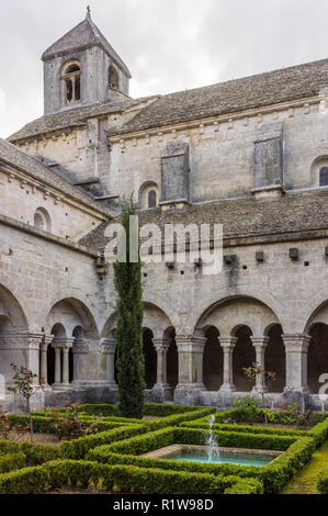 Il chiostro dell'Abbazia di Senanque Vaucluse Gordes, Provenza, Francia. Foto Stock