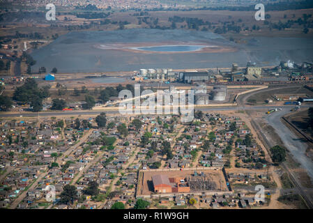 Antenna che mostra l'impatto ambientale delle miniere sulle risorse naturali e sulla comunità di Witbank, Sud Africa. (Effettivo hand-held Foto aeree prese da un girocottero, non drone foto). Questa immagine è parte di un più ampio corpo di lavoro su come storico delle attività minerarie hanno influenzato l'ambiente, le risorse idriche e le comunità in Sud Africa. Il fotografo prodotta anche una grande mostra fotografica e libro chiamato 'un acido fiume scorre attraverso di essa " da seleziona di questo materiale. Foto: Eva-Lotta Jansson Foto Stock