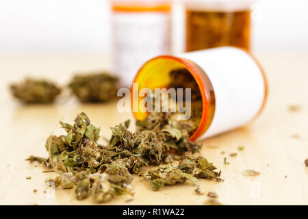 Bottiglia di marijuana per uso medicinale Foto Stock