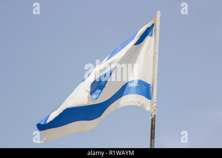 Un vestito di stracci Flage israeliano aloft in una brezza tesa contro un cielo blu al Banais Riserva Naturale delle alture del Golan in Israele. Foto Stock