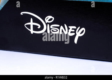 London, Regno Unito - 14 Novembre 2018: la Disney Company logo, raffigurato sulla confezione del prodotto. Foto Stock