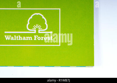 London, Regno Unito - 14 Novembre 2018: il logo del Borough of Waltham Forest a Londra, raffigurato su un foglietto informativo. Foto Stock