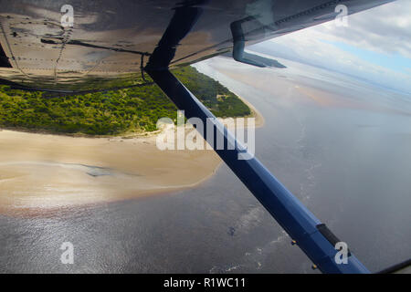 Idrovolante sulla costa della Tasmania australia battenti fuori da strahan sulla costa ovest. antenna panorama vista. Cessna 172. Foto Stock