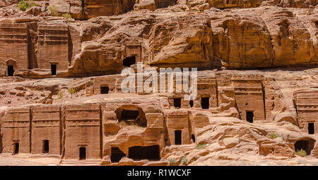 Rocce scolpite case, città Nabataean Petra, vicino a Wadi Musa, Giordania Foto Stock