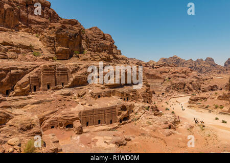 Rocce scolpite case, città Nabataean Petra, vicino a Wadi Musa, Giordania Foto Stock