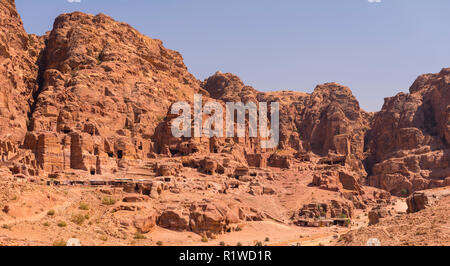 Rocce scolpite case, città Nabataean Petra, vicino a Wadi Musa, Giordania Foto Stock