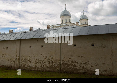 Muro del monastero di San Giorgio (Yuriev) Foto Stock