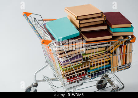 Libri in un carrello di shopping in una libreria Foto stock - Alamy