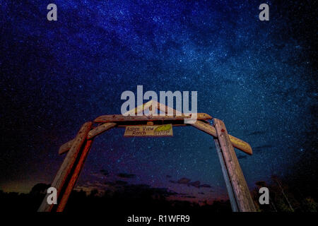 Settembre 16, 2018 - RIDGWAY COLORADO USA - Via Lattea stelle su Aspen Visualizza Ranch gate, Ridgway Colorado, posseduta dal fotografo Joe Sohm Foto Stock