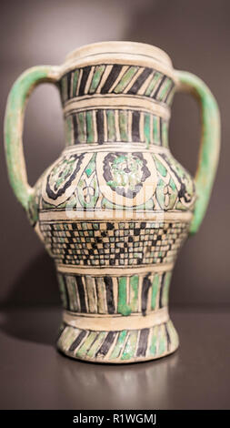 Malaga, Spagna - Settembre 21th, 2018: in stile moresco del vaso piccolo con parziale cuerda seca decorazione. Nasrid dynasty. Museo di Malaga, Spagna Foto Stock