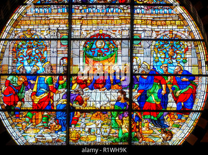 Gesù Cristo Ultima Cena Rosone Vetrate di chiesa cattedrale di Siena Italia. Completato dal 1215 al 1263. Il vetro da 1288 Foto Stock