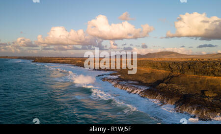 Vista aerea della costa ovest di Fuerteventura al tramonto, isole canarie Foto Stock