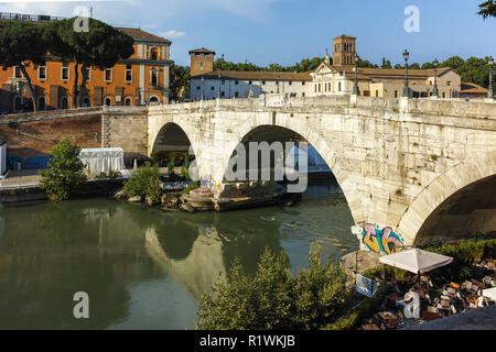 Roma, Italia - 22 giugno 2017: la magnifica vista del fiume Tevere e Pons Cestio nella città di Roma, Italia Foto Stock