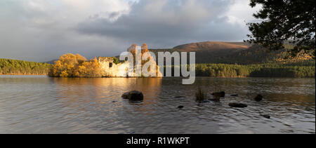 Loch un Eilein nel Parco Nazionale di Cairngorms della Scozia. Foto Stock