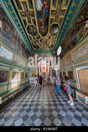 PERAST, MONTENEGRO - 20 ottobre: la Gospa od Skrpjela (Nostra Signora delle rocce) isola della chiesa è visto dall'interno dell'20 ottobre 2018 a Perast, Montenegro. La Gospa od Skrpjela isola può essere visitata da imbarcazioni private che partono dalla costa della città. Foto Stock