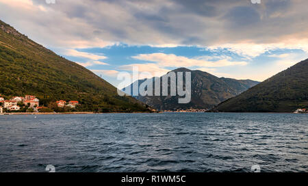 KAMENARI, MONTENEGRO - 23 ottobre: Perast città è visto dal traghetto su ottobre 23, 2018 in Kamenari, Montenegro. Il traghetto passa attraverso la parte più stretta della Baia di Kotor, Verige Straits. Foto Stock