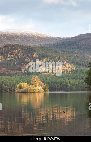 Loch un Eilein nel Parco Nazionale di Cairngorms della Scozia. Foto Stock