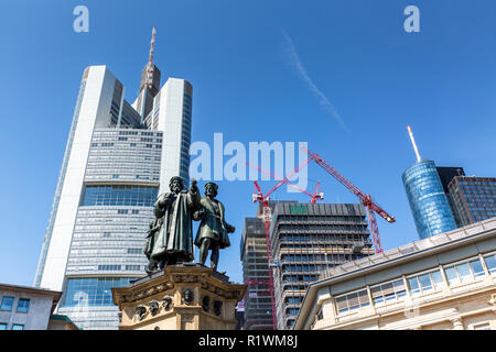 Francoforte, Germania, 28 giugno - 2018, monumento di Johannes Gutenberg nel centro città di Francoforte, di fronte lo skyline Foto Stock