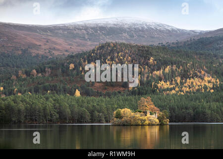 Loch un Eilein nel Parco Nazionale di Cairngorms della Scozia. Foto Stock