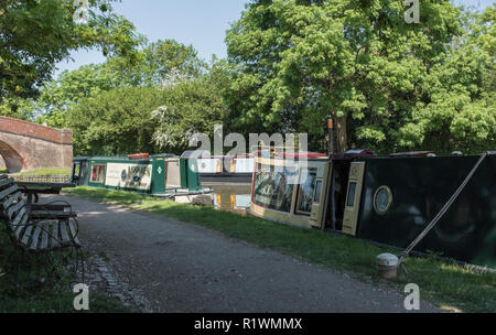 Tre Narrowboats ormeggiata in ombra sul Grand Union Canal a Foxton Locks, Foxton, Mercato Harborugh, Leicestershire, Regno Unito Foto Stock