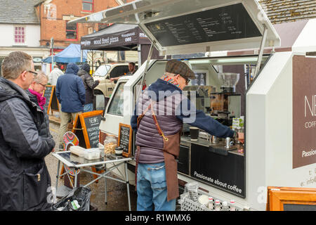 Cibo vender che serve caffè presso il Rutland cibi e bevande fair 2018. Un giorno di pioggia. Oakham, Rutland, England, Regno Unito Foto Stock