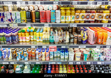 London England,UK,Kensington,South Kensington Underground Station treno Tube,treats,venditore chiosco stand, snack,bevande energetiche,bevande,succo di frutta,soda Foto Stock