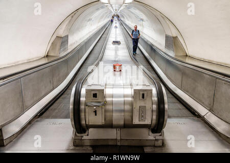 City of London England,UK Bank Underground Station treno Tube,Waterloo & City Line,metro metro travelator,inclined moving walkway,ascending,man men ma Foto Stock