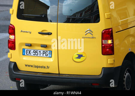 Roquebrune-Cap-Martin, Francia - 14 Novembre 2018: La Poste giallo Parcel Delivery Service Van (CITROEN Jumpy) parcheggiato in strada. La Poste è un POS Foto Stock