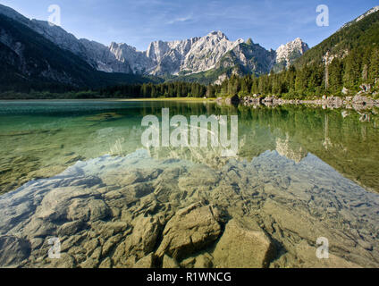 Montagna di Mangrt riflessa nel lago a lagi di Fusine, sulle Alpi Giulie, Italia Foto Stock