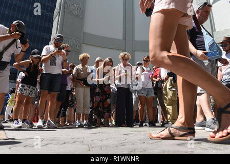 HOLLYWOOD, CALIFORNIA - Agosto 7, 2018: turisti nella parte anteriore del famoso Teatro Cinese di Hollywood, CA. Foto Stock