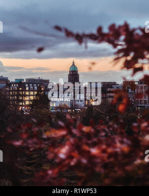 Edimburgo, Scozia - Novembre, 2018. Vista la West Register House su Charlotte Square nella città nuova di Edimburgo, sul primo piano autunno l Foto Stock