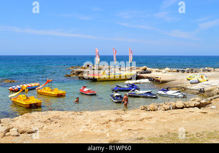 Barche a noleggio sulla spiaggia di Paphos un villaggio turistico di Cipro Foto Stock