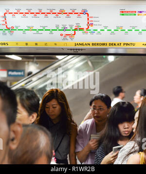 SINGAPORE - Febbraio 18, 2017: i passeggeri di salire a bordo treno sono la stazione della metropolitana di Singapore. La MRT ha 102 stazioni ed è la seconda più vecchia metropolitana sys Foto Stock