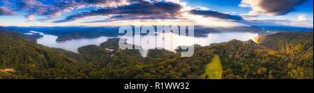 Bellissimo tramonto sul lago di Solina nei monti Bieszczady in Polonia. Bellissimo il polacco destinazione di viaggio. Foto Stock