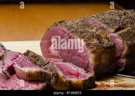 Grandi appena tostato prime rib affettato per il servizio di ristorazione presso il ristorante Foto Stock