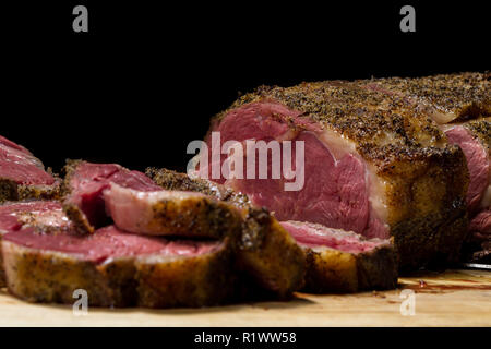 Grandi appena tostato prime rib affettato per il servizio di ristorazione presso il ristorante Foto Stock