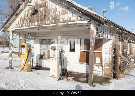 Chiusa la stazione di gas nelle zone rurali a ovest con legno stagionato edificio bianco e 2 50's pompe di stile Foto Stock